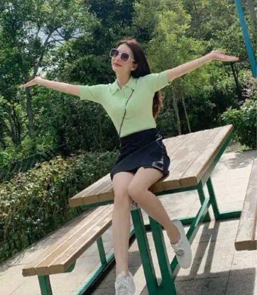 方媛穿短裙晒腿,仰拍看着长,真人实际只有1米5吧?_身高_身材_感觉