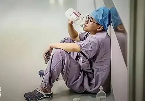 医生:我一般不劝人学医,除非关系不好!在中国做医生有多难?