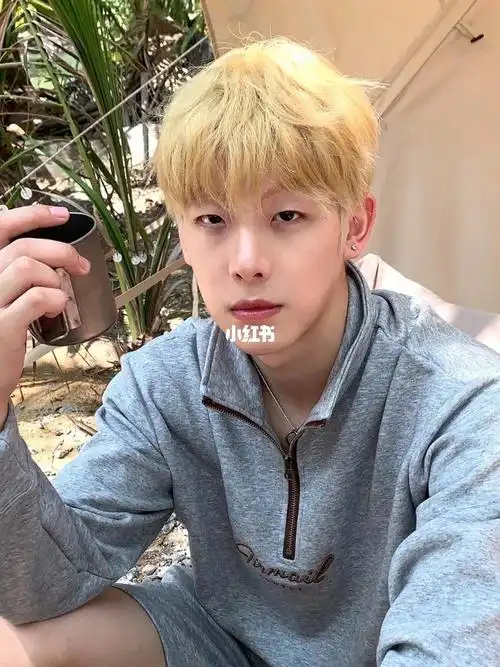 2022春夏男生必染的显白发色沙金色78