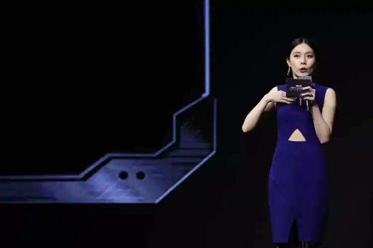 王屹芝时隔一年我又再次站在了复联的舞台上