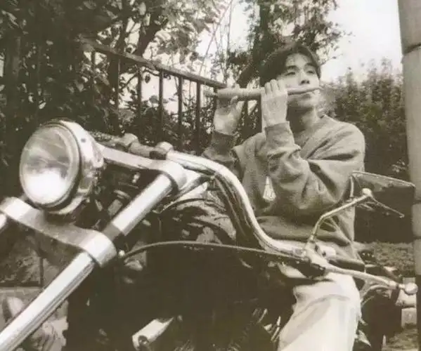 周杰伦晒早年照片,青涩的少年有点帅,有点憨