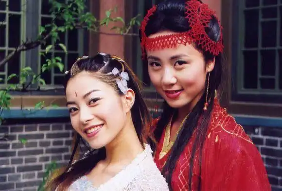 小莲演员 徐怀钰居住在宰相府池塘的鲤鱼精,她和母亲日夜修练,以期