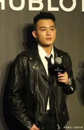 欧豪梳偏分油头成熟帅气 穿皮衣配黑裤摇滚范儿十足