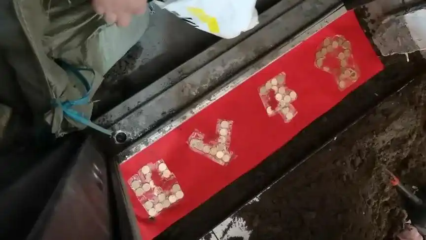 入户过门石用硬币摆成出入平安,寓意脚下有金,出门生金