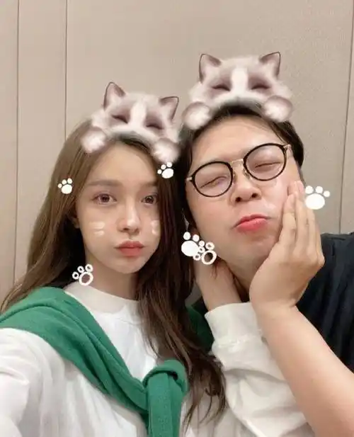 与沈梦辰破分手传闻后,杜海涛与粉丝合照,手紧贴衣服显绅士风范_照片