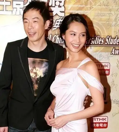 朱茵母女现身黄贯中画展52岁朱茵打扮时尚12岁女儿越来越漂亮