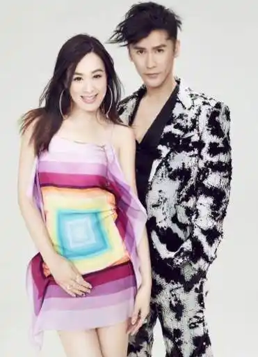 原创钟丽缇夫妇度假38岁张伦硕戴耳钉太帅气额头吻甜腻十足