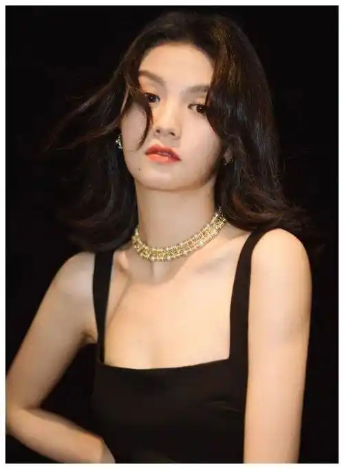 原创春夏打破文艺范的常规穿黑色优雅长裙尽显优美动人的气质