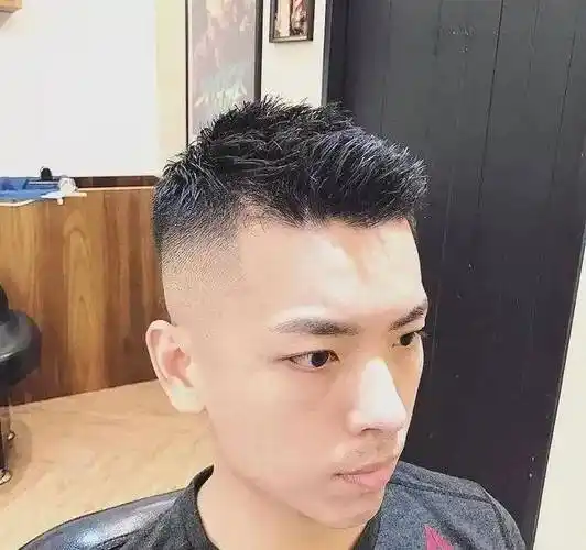 夏季男生流行发型 潮男必剪的男生短发_时尚_层次感_修剪
