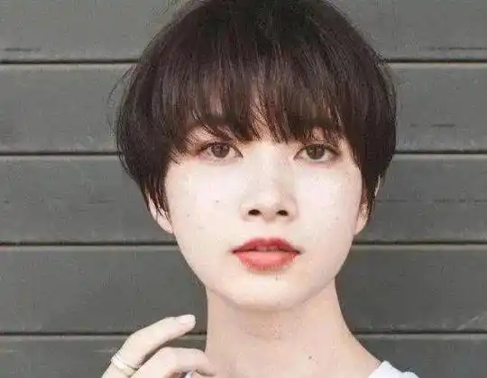 短发造型设计,自带修饰头型的作用,特别适合扁头女生,分分钟凸显气质