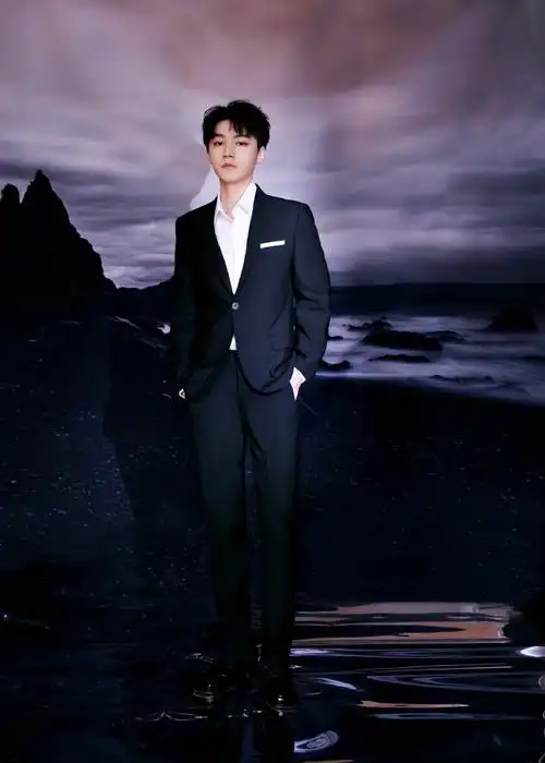 王俊凯《第30届大学生电影节》红毯造型西装大片矜贵帅气又不失从容