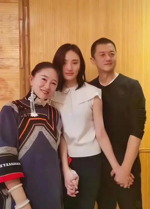 51岁的李亚鹏再婚,娶小19岁彝族模特,交往2年就修成正果__财经头条