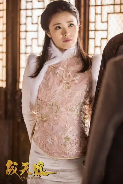 演员王玲玲在剧中饰演千金小姐沈落梅,沈落梅这个角色从最初战争来临