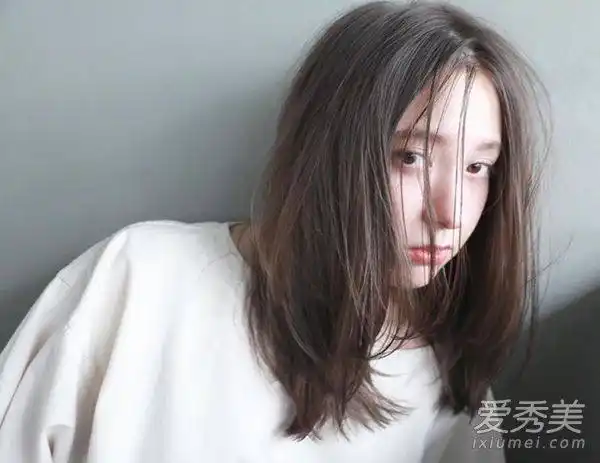 清爽干练的中分发型,半湿润感的中长发直发有着很明显的纹理感,发尾