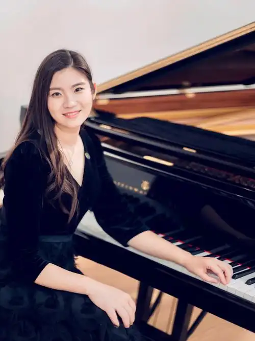 施坦威青年钢琴家钟嘉怡艺考演出战袍