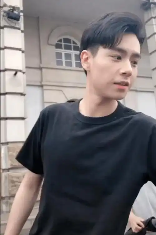 路人偶遇胡一天,当镜头靠近脸部拍后,网友:鼻子真是没sei了