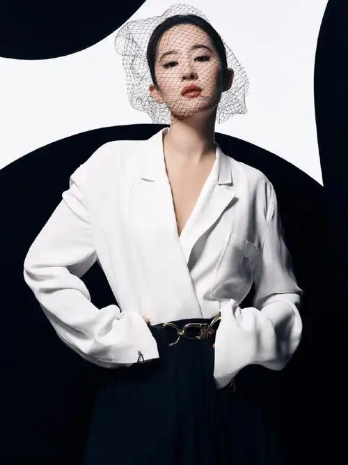 刘亦菲时尚芭莎4月刊封面