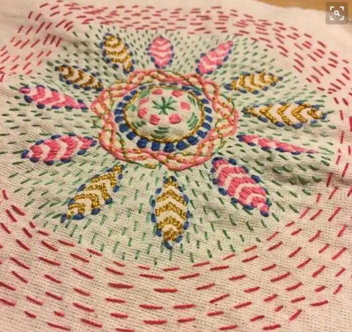 十字绣还要绣两针才算完整的一针,而平针绣一针穿过布料,就是完整的