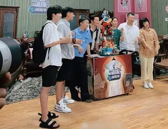 宋亚轩录节目致敬李飞?短裤配拖鞋画风很搞笑,李飞看了直说真秀