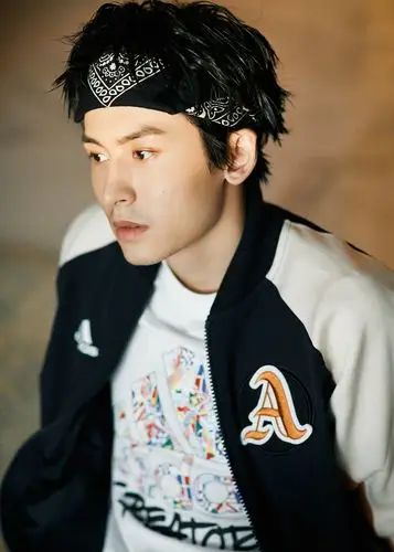 张哲瀚演绎发带的正确打开方式 在今年的篮球世界杯决赛现场,演员张哲