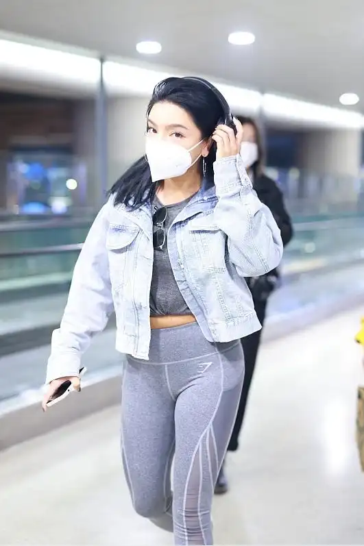 09年超女冠军江映蓉也变样了,身材发福皮肤有点黑,可穿着还挺飒|休闲