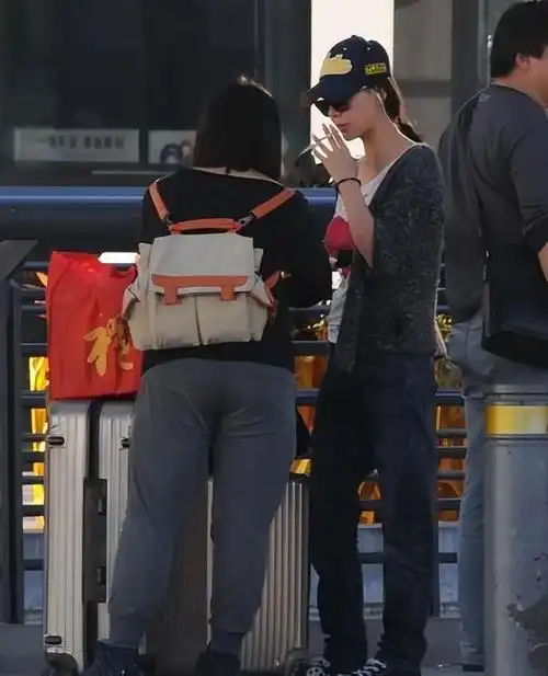 对于韩红抽烟这一传闻,大众的反应显得颇为平淡.