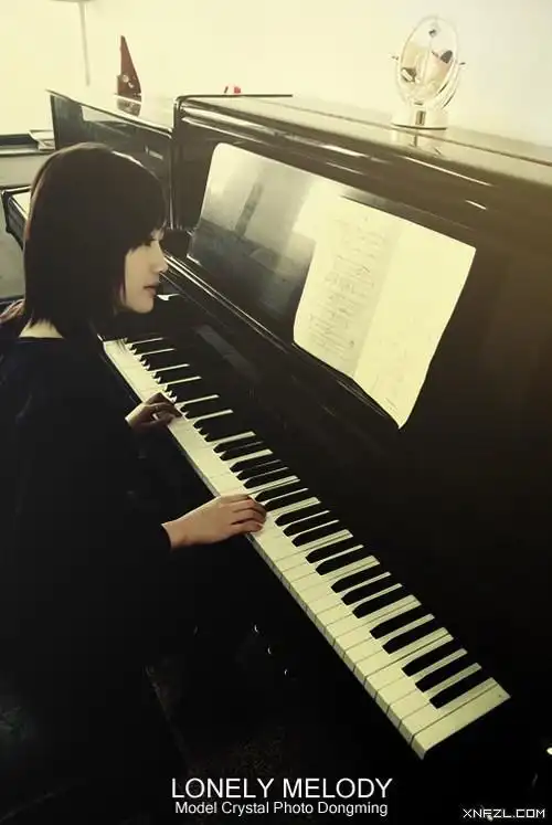 谁有一个少女弹钢琴的图片?