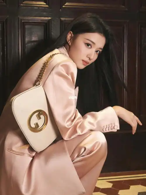 gucci王楚然粉色西装白色blondie包