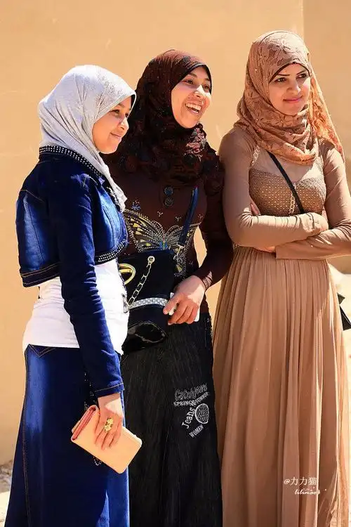 头巾包裹下的有爽朗,有坚毅,有含蓄,与她们的服饰搭配一点也不突兀