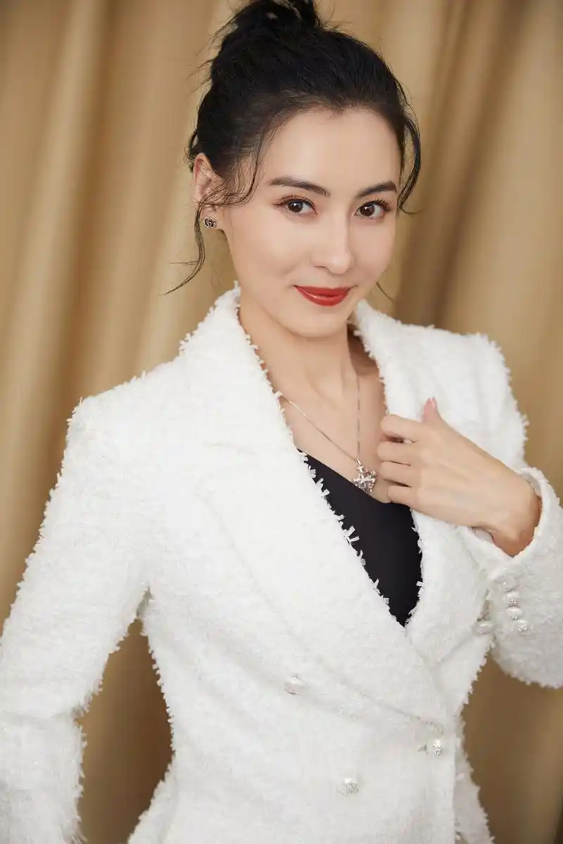 张柏芝扎丸子头出席活动 白色西装夹克释放独特优雅魅力