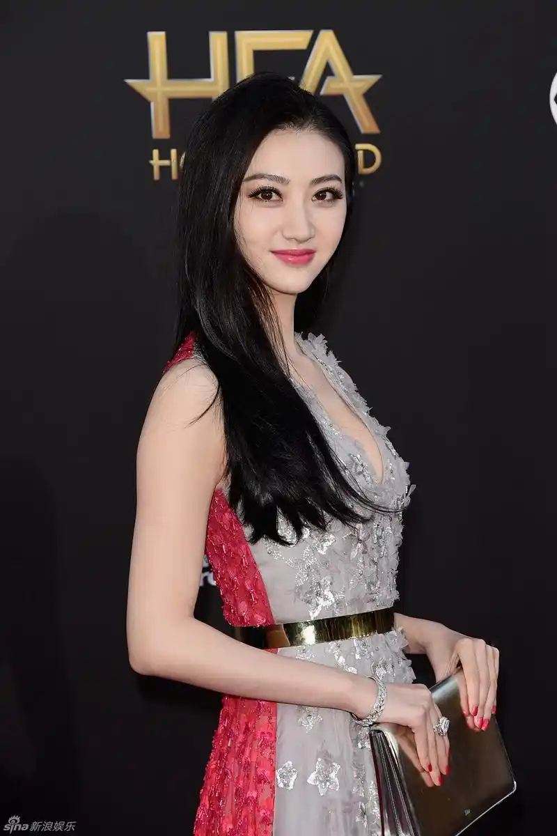 组图景甜初登好莱坞深v礼服大秀事业线