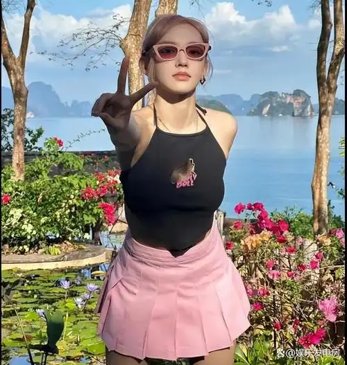 秀美背露半乳这几位明星把穿衣诱惑展现的淋漓尽致