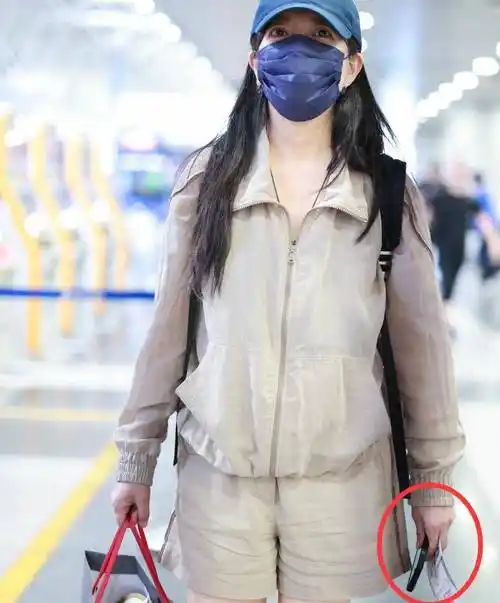 48岁赵薇近况曝光,现身哈尔滨街边吃雪糕接地气,素颜发胖不少_生活