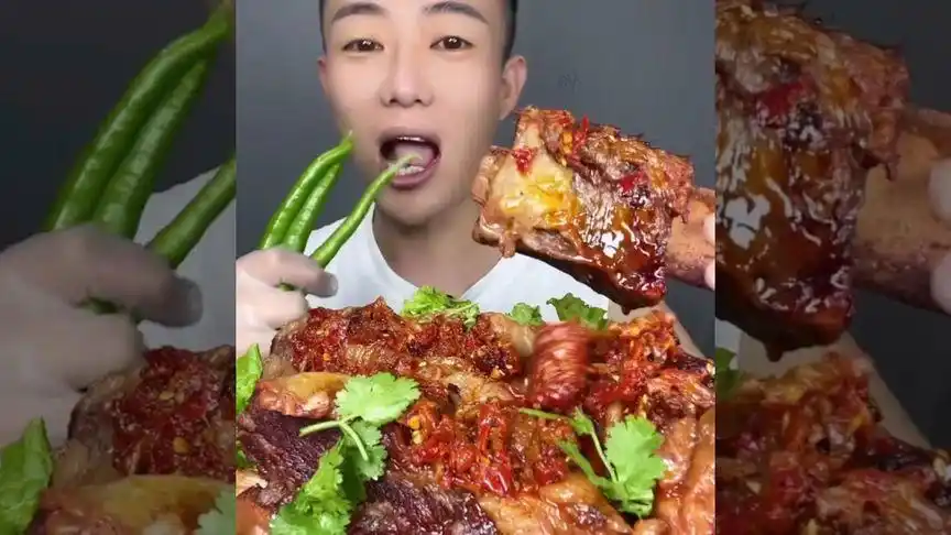 大口吃肉就是香啊,馋的流口水了