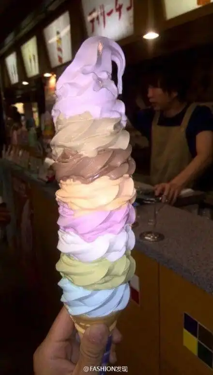 日本某雪糕店推出的八种全口味特大版甜筒 叠得超高的soft icecream