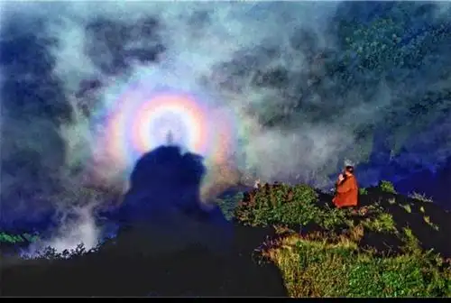 这是张帅导游发的,是观音菩萨显灵的图像.