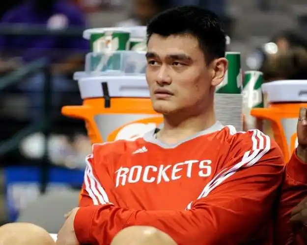 姚明30岁就退役太可惜,是nba联盟的损失,也是中国男篮的损失