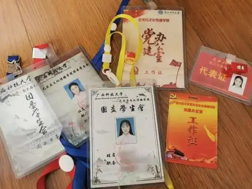 坚持,渴望都被承载在这一寸卡片上证书我们在运动场上挥洒汗水在竞赛