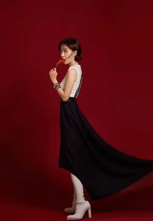 王珞丹自称老巫婆,短发红唇c位超飒,网友吐槽就是有点费朋友.