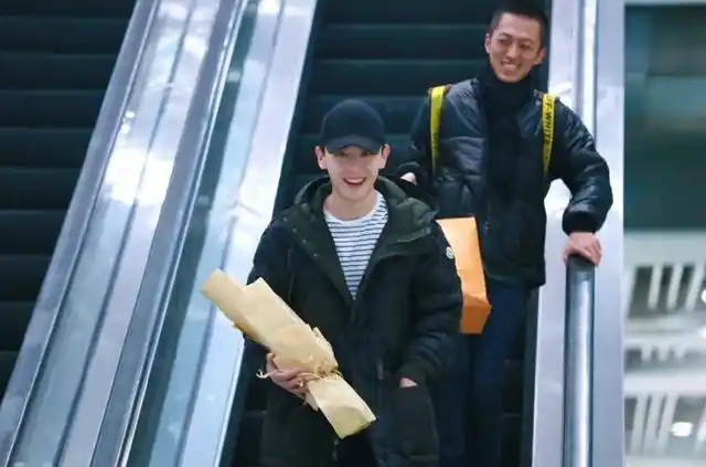 粉丝称邓伦已回家,由前助理宫贺亲自接回,发小都陪着他