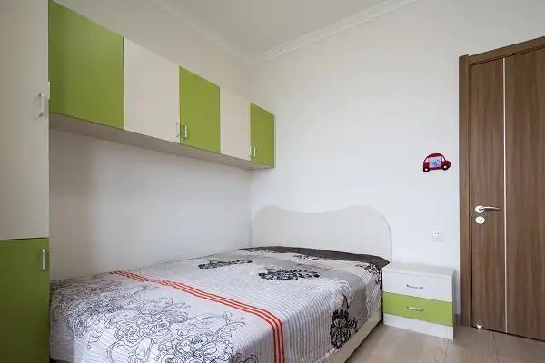 次卧天花也是走石膏线,色调上会比主卧活跃一些,看着挺不错的.