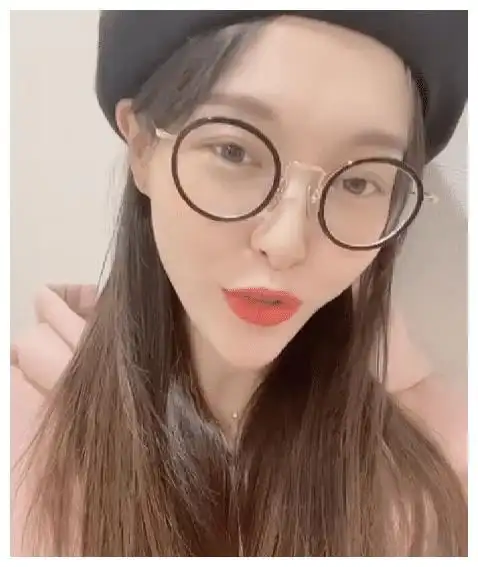 唐嫣产后首晒自拍,微卷长发梨涡浅笑,当妈后眼神更温柔了