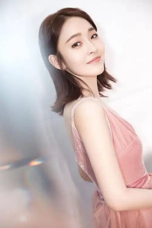 张佳宁白色连衣裙优雅写真曝光,网友:张佳宁美出新高度!