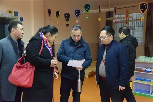 富顺县教育局副局长洪富祥陪同检查并向检查组汇报了全县开学