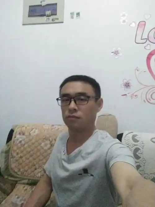 自拍的样子,表情很严肃,但是又透着几分可爱,满脸胡子的大叔形象