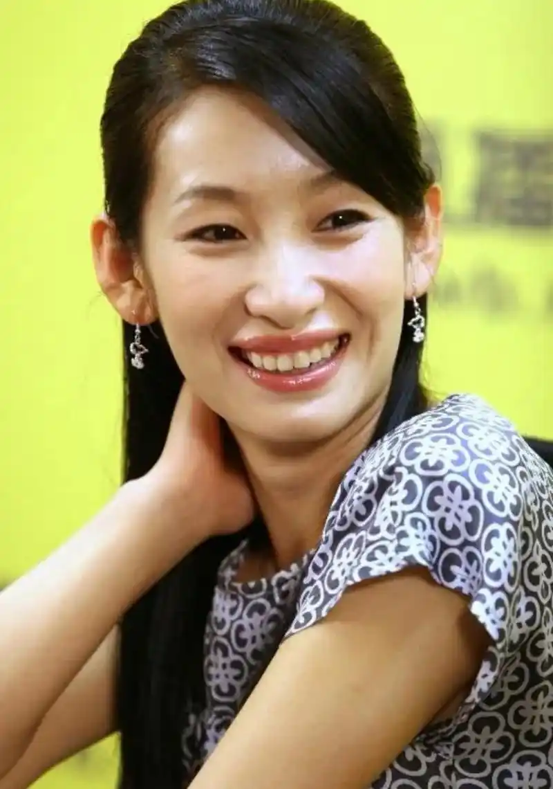 单眼皮时期的秦海璐,虽然是单眼皮但是眼睛很大,向上翘,有些狐狸眼的