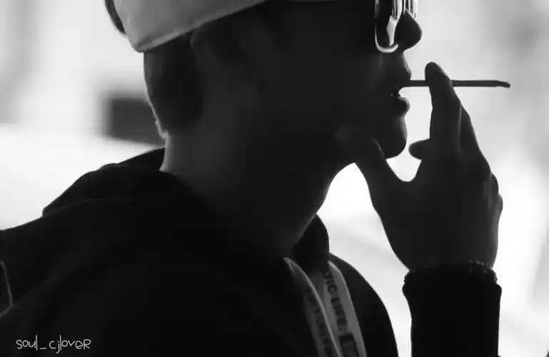 大家有没有爱豆抽烟神图00