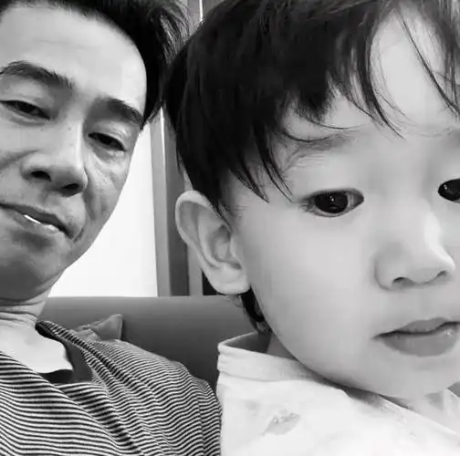 陈小春二胎陈小春晒二胎