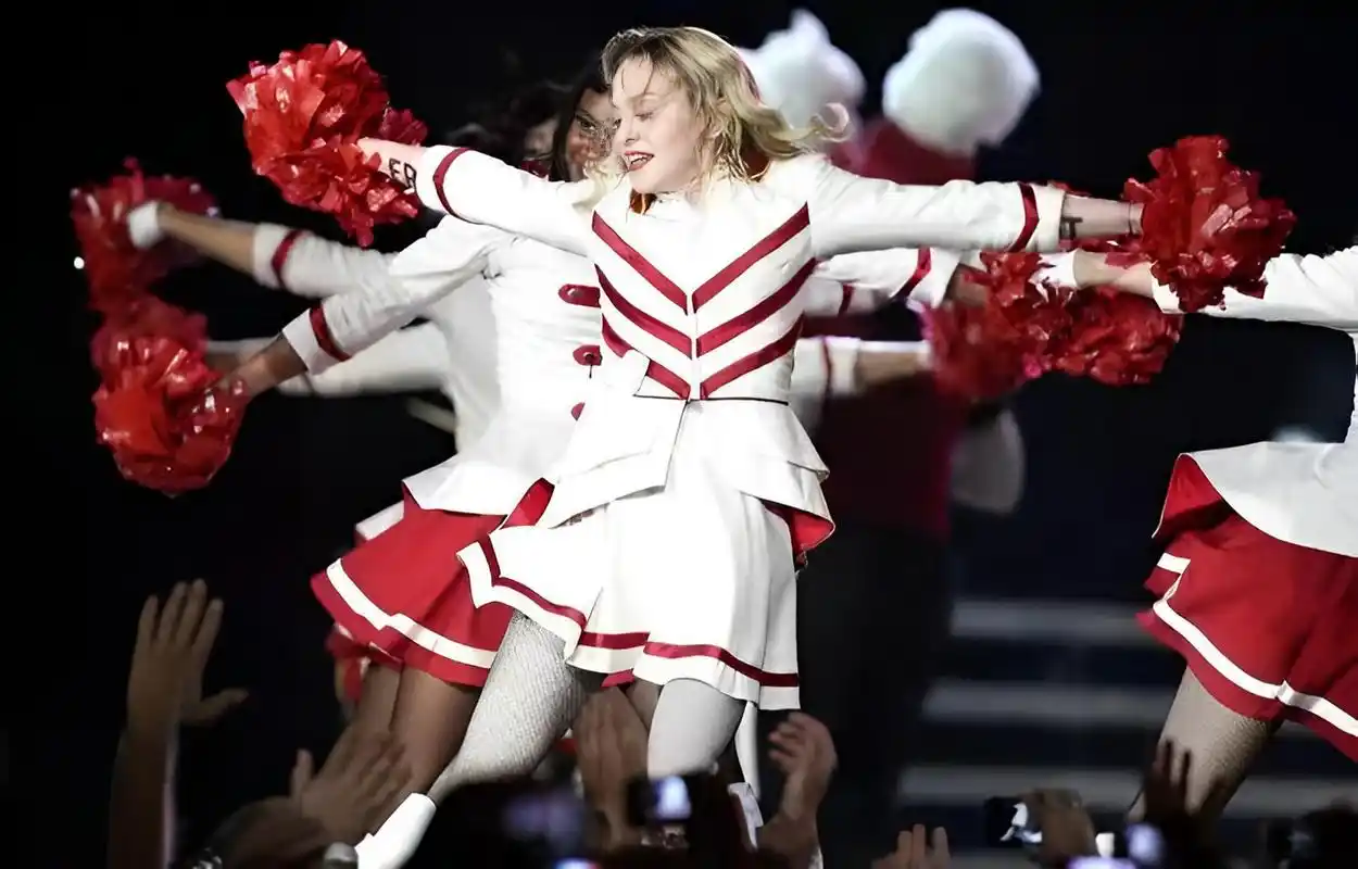 这个维加斯并没有打乱麦当娜的节奏,她仍然 她继续跳舞和唱歌