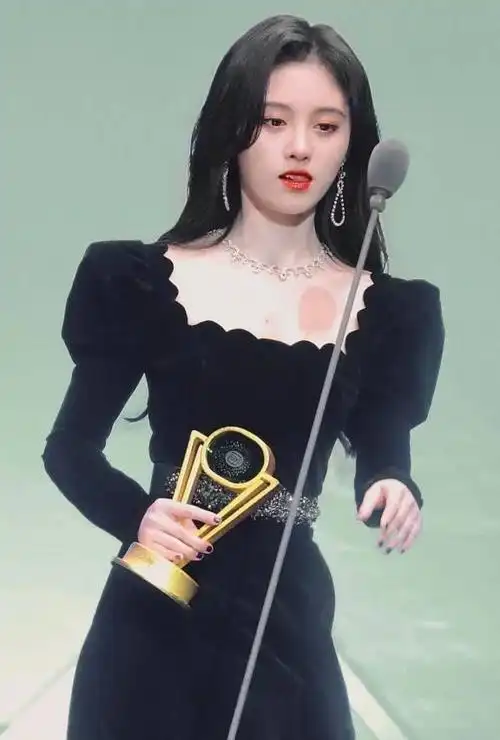 本以为鞠婧祎太瘦撑不起一字肩衬衫当看到效果后我承认我酸了